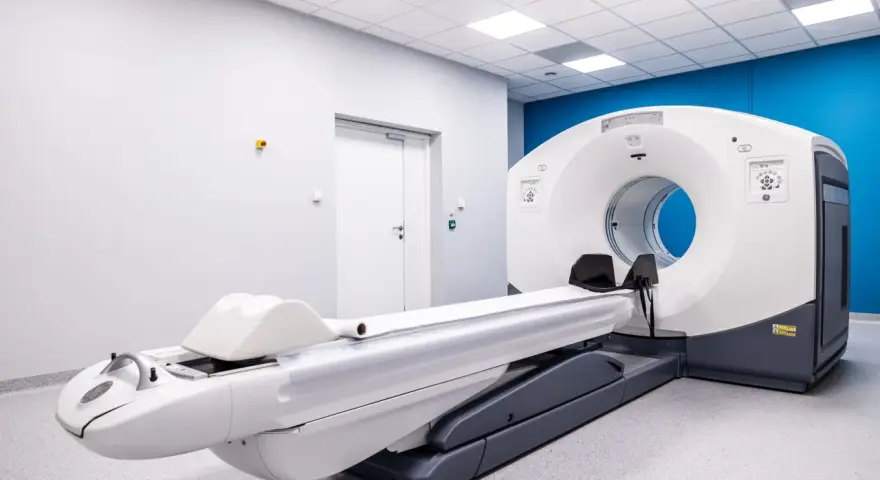 Nowoczesny aparat PET-CT w gabinecie diagnostycznym. Sprawdź, jaka jest badanie PET cena i umów się na wizytę.