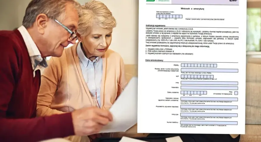 Starsze małżeństwo przegląda dokument ZUS "Wniosek o emeryturę".