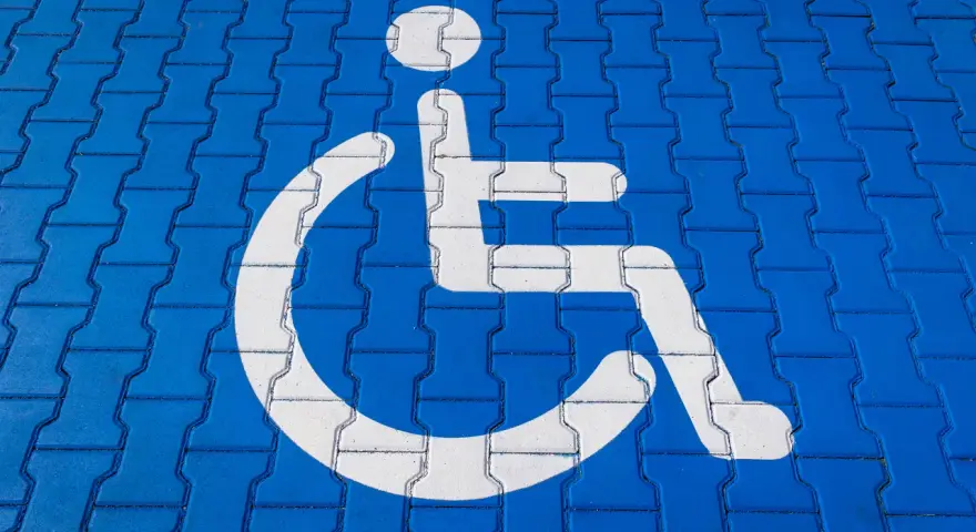 Czy opiekun osoby niepełnosprawnej może korzystać z karty parkingowej?