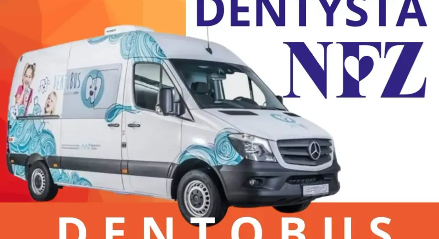 Biały dentobus z grafikami dzieci i zębów, tekst "DENTOBUS NFZ".