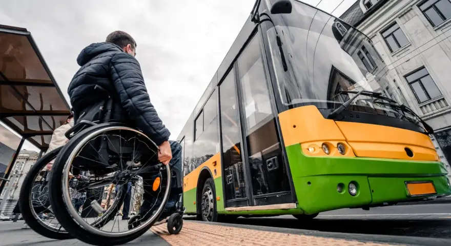 Czy opiekun osoby niepełnosprawnej płaci za bilet autobusowy? Sprawdź zasady