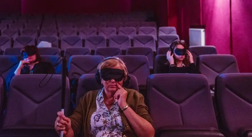 Filmy z audiodeskrypcją dla niewidomych - najlepsze platformy i tytuły
