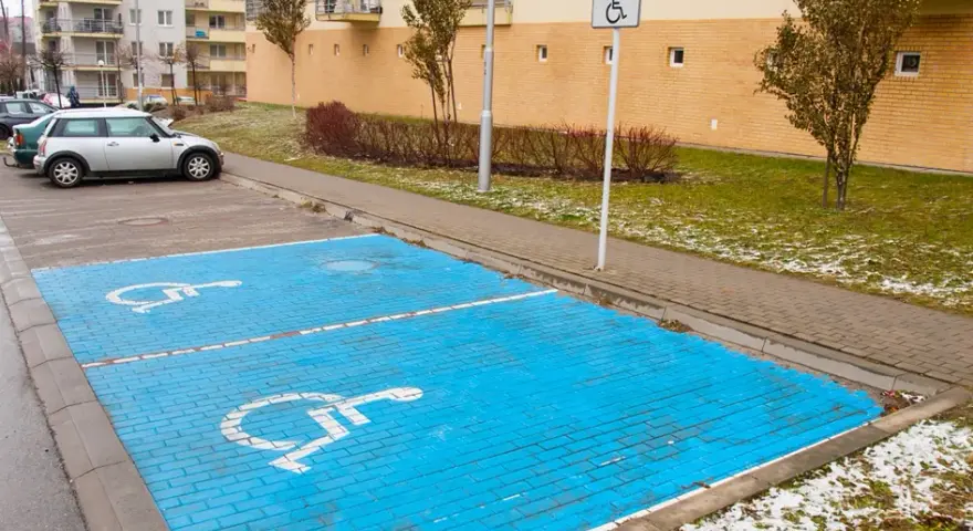 Ile miejsc dla niepełnosprawnych? Sprawdź obowiązujące przepisy