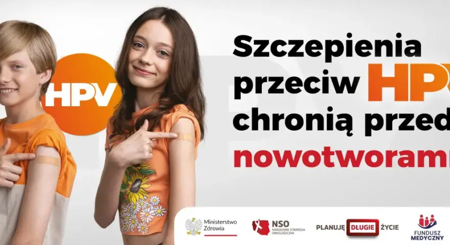 Dwoje dzieci z plastrami po szczepieniu HPV.