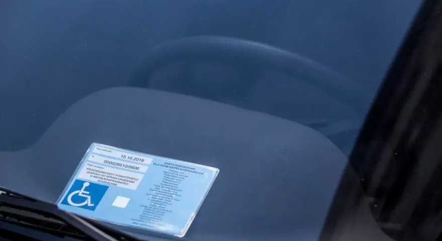 Czy parking dla niepełnosprawnych jest płatny? Sprawdź zasady w Krakowie