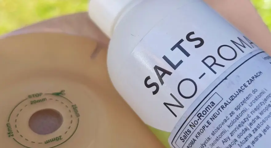 Butelka płynu "Salts No-Roma" i element stomijny z zaznaczonymi wymiarami.