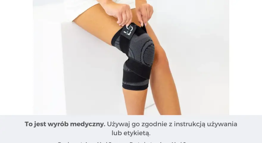 Kobieta zakłada czarną ortezę na kolano z szarymi wstawkami.