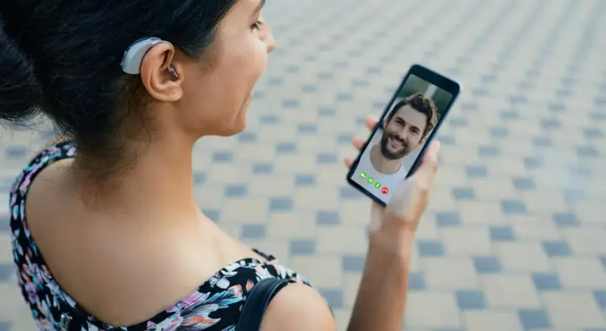 Telefony dla niesłyszących – najlepsze modele, które ułatwiają komunikację