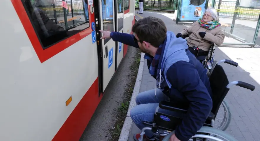 Czy wózek inwalidzki jest pojazdem? Poznaj ważne przepisy i prawa