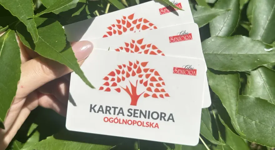 Karta Seniora z symbolem drzewa i napisem "Karta Seniora Ogólnopolska". Wygląda jak ważny dokument dla seniorów.