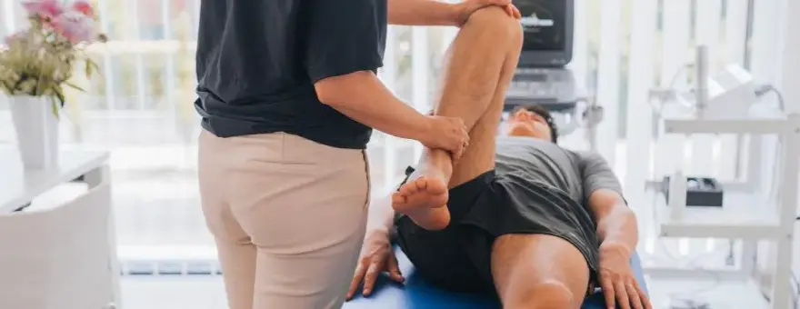 Skuteczna rehabilitacja na kolano po urazie - sprawdzone metody i ćwiczenia