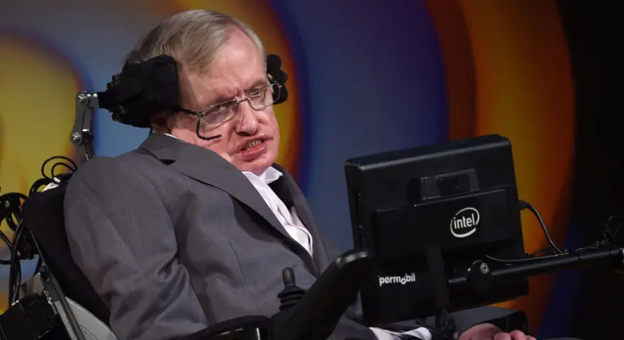 Stephen Hawking, mimo choroby, w fotelu z komputerem, który pomagał mu komunikować się ze światem.