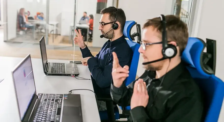 Tłumacz dla niesłyszących – jak uzyskać wsparcie online bez stresu