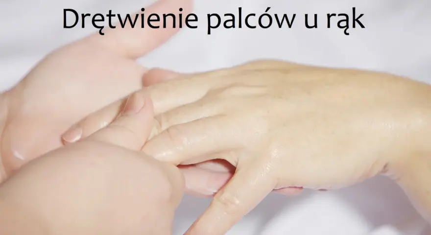 Delikatny masaż dłoni, który pomaga złagodzić drętwienie palców u rąk.