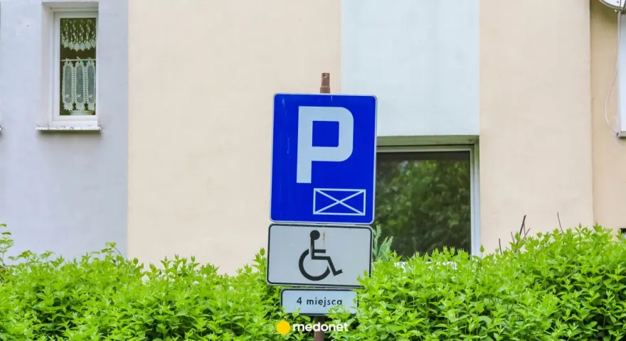 Znak parkingowy dla niepełnosprawnych. Orzeczenie o niepełnosprawności daje dostęp do takich miejsc.