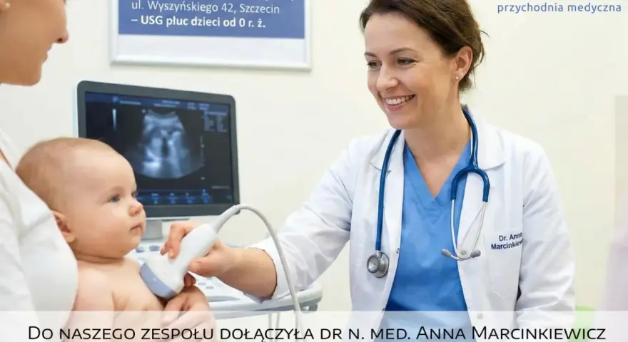 Lekarka wykonuje badanie USG płuc niemowlęciu.