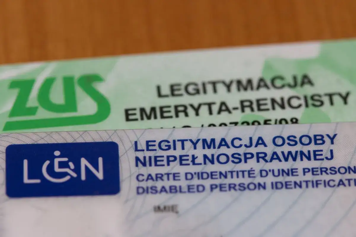 Legitymacja emeryta-rencisty ZUS i legitymacja osoby niepełnosprawnej, potwierdzające status emeryta z umiarkowanym stopniem niepełnosprawności.