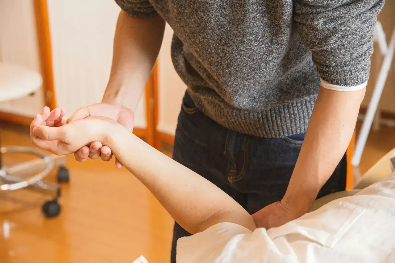 Zdjęcie Ile trwa rehabilitacja po złamaniu ręki? Poznaj kluczowe czynniki